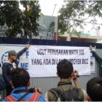 Menempel Spanduk di Proyek Hotel Pullman